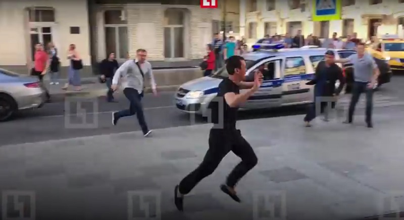 БЕЖИ ОД БЕСНИХ ПРОЛАЗНИКА: Објављен снимак таксисте који је улетео међу пешаке (ВИДЕО)